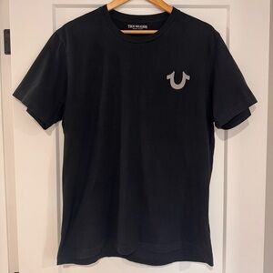 🔥 True Religion Graphic Tee – Classic Logo 🔥